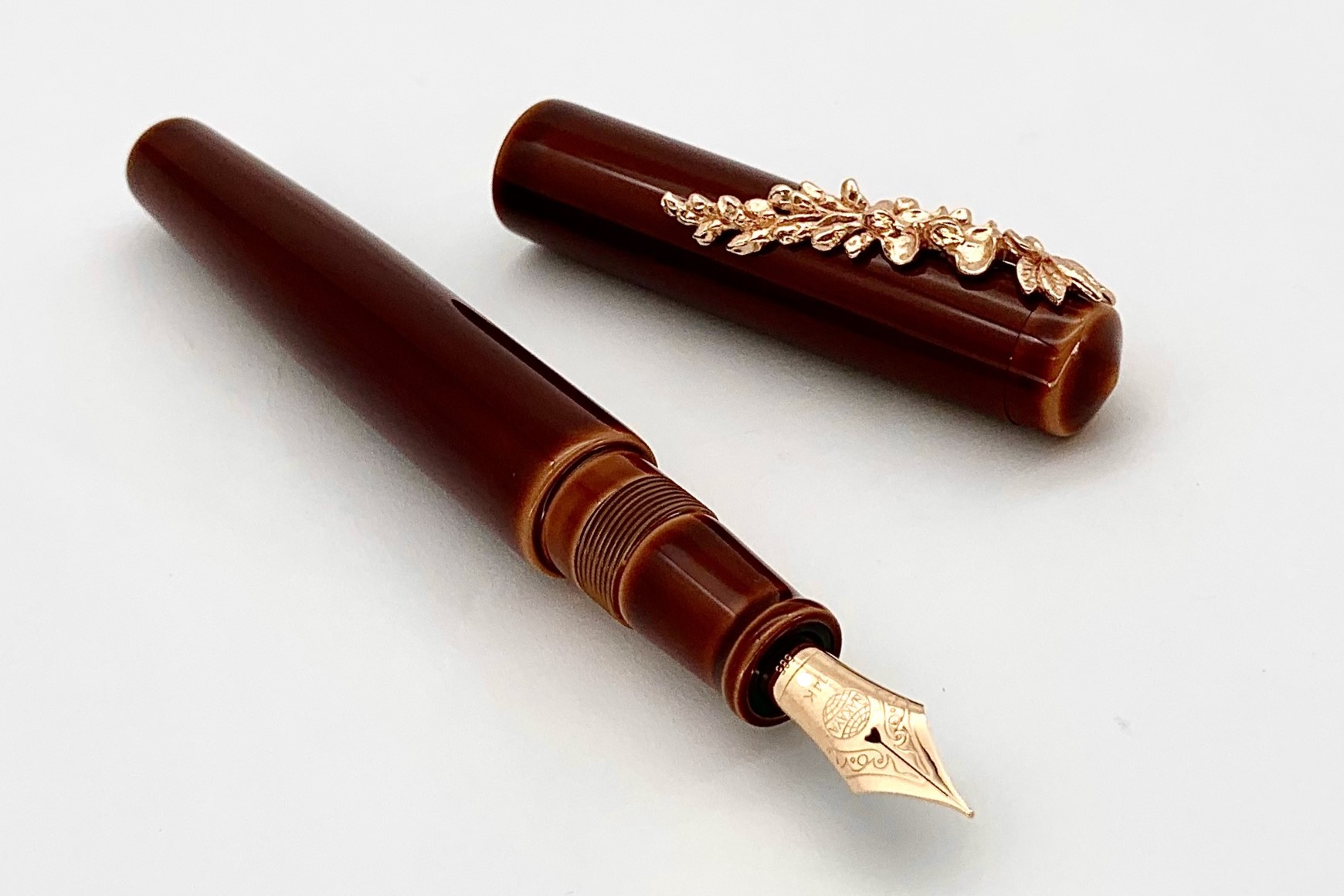 NakayaPiccoloLongWriterTokiTamenuriFountainPenwithPinkgoldWisteriaStopper_E